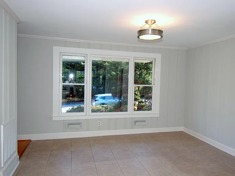 727 Graham St — Photo 5