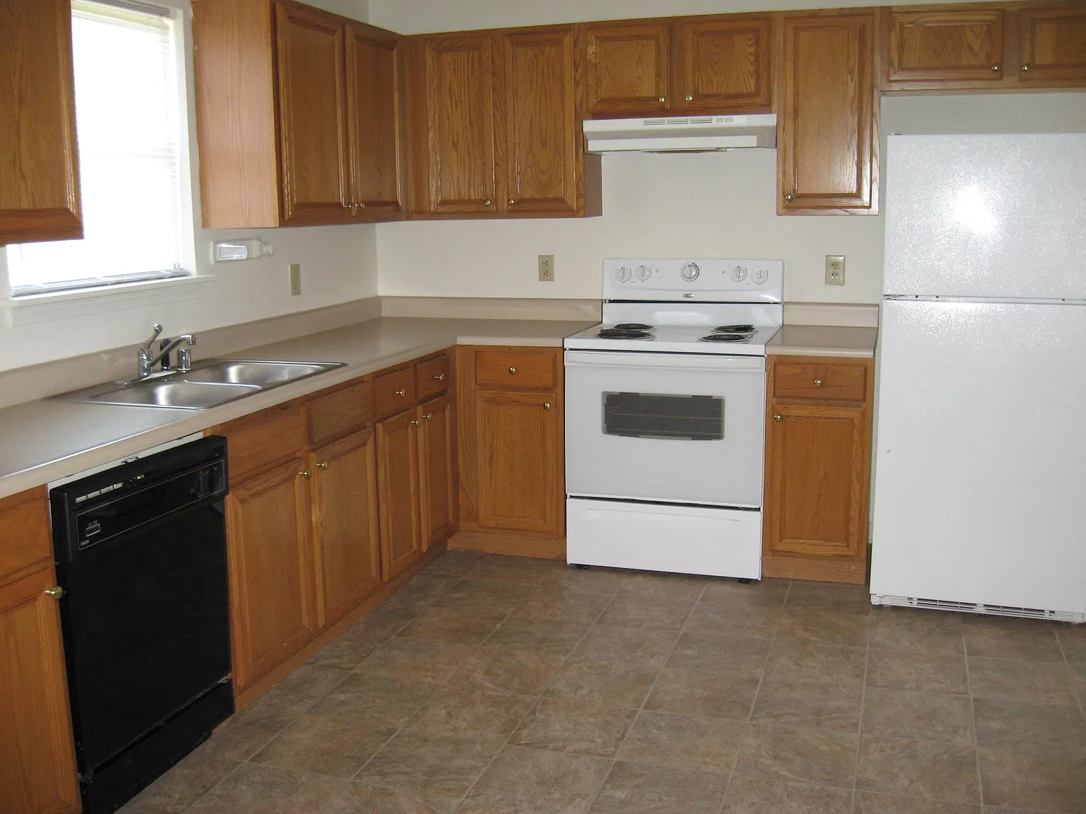 105 Jennifer Dr — Photo 2