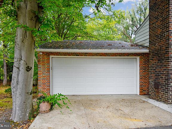 4th image of 608 Wayward Dr