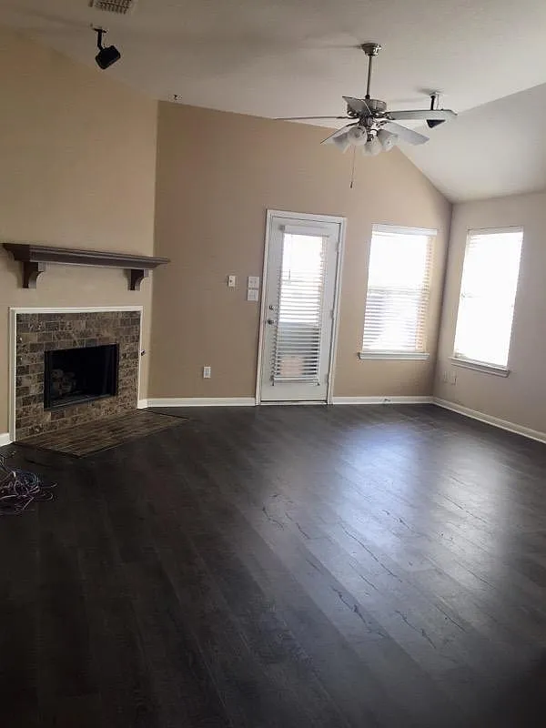 3 bed, 1927 sqft, $2,400 — Photo 2