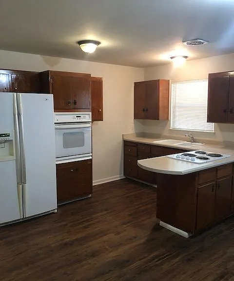 399 Arcade Blvd — Photo 3