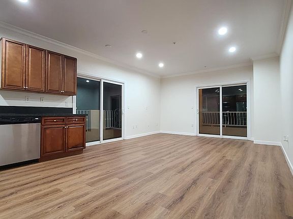 2nd image of 1037 S Fedora St #303