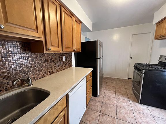 3rd image of 78 Catherine St Floor 2