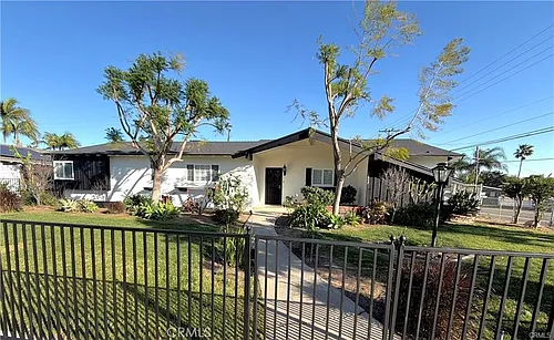 12472 Woodlawn Ave Photo 1
