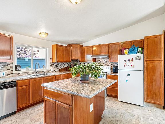4th image of 214 Gibson Street