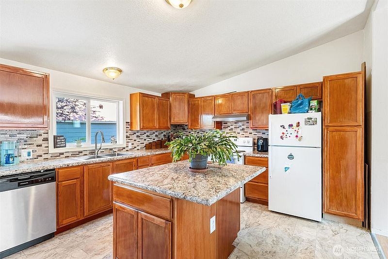 4th image of 214 Gibson Street