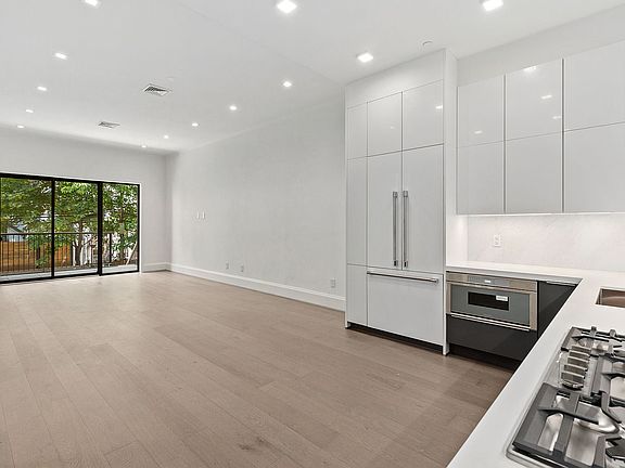 3rd image of 51 Saint Marks Pl #1