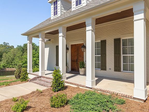 3rd image of 608 Centerpointe Cv