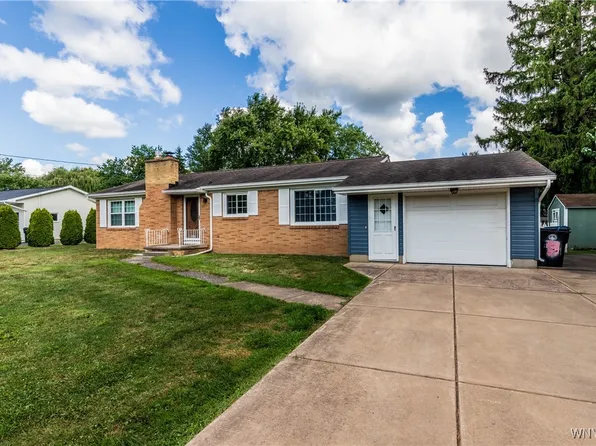 11094 Fairview Dr, Lancaster, NY 14086