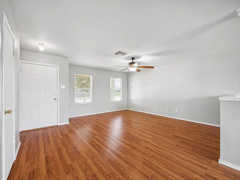 2218 Heath Ridge Ln — Photo 4