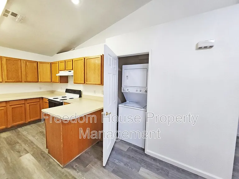 2321 E Calvada Blvd #6 — Photo 5