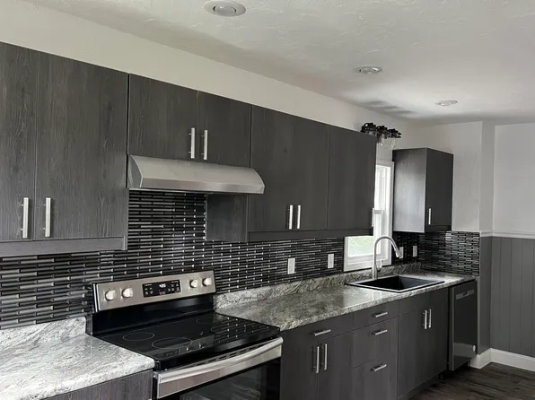 327 S A St, Albia, IA 52531