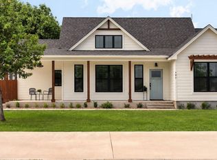 402 E Ash Dr, Johnson City, TX 78636