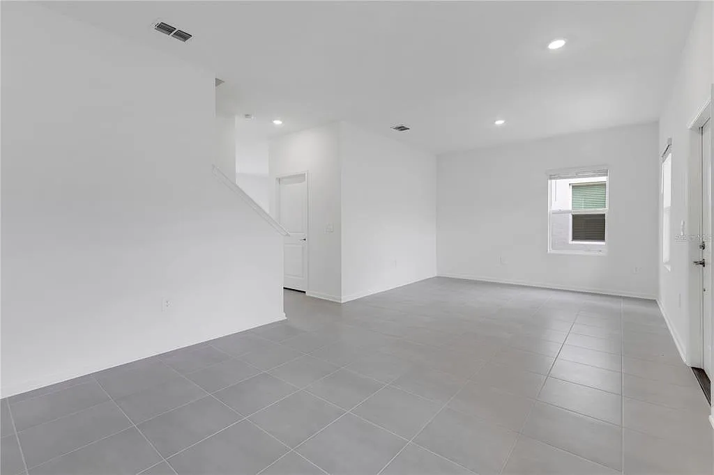 3 bed, 2.5 bath, 1755 sqft, $2,400 — Photo 4