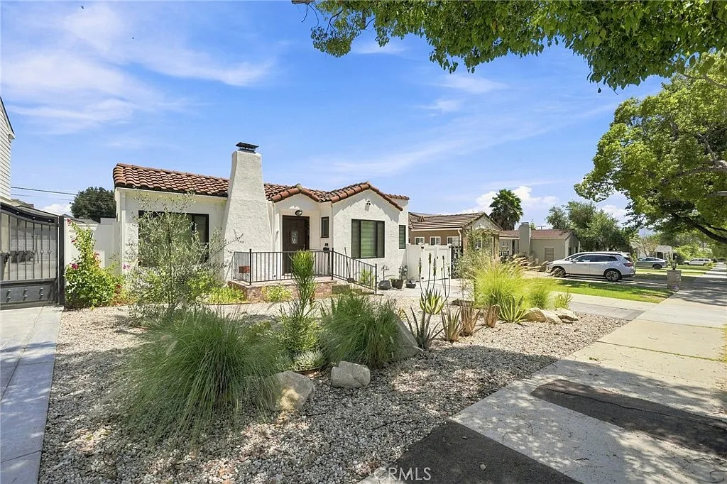 3 bed, 1637 sqft, $5,950 — Photo 3