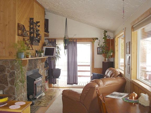 Living Room with fireplace