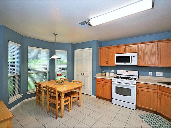 5th image of 212 Colony Lake Ln