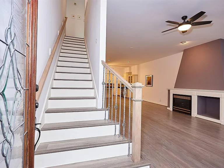 110 E Detering St — Photo 12