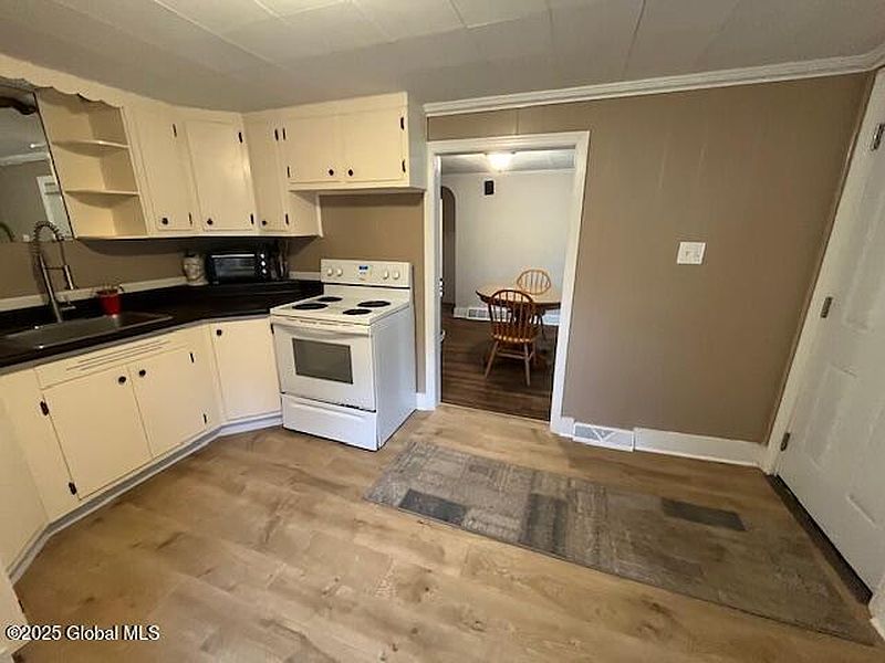 4th image of 27 Emery Avenue