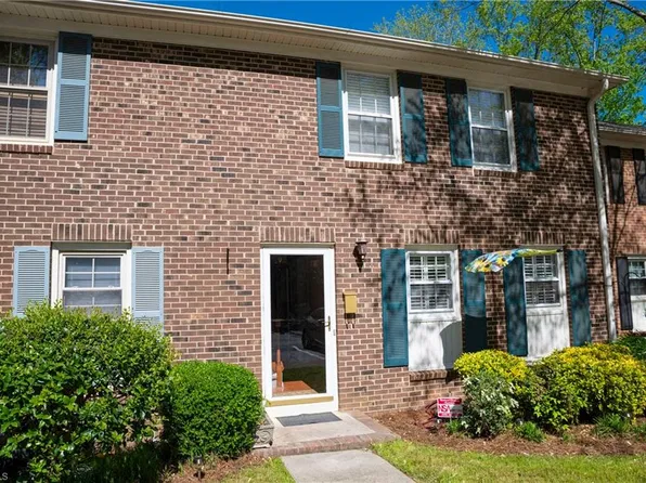 3221 B Regents Park Ln, Greensboro, NC 27455