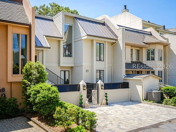 3rd image of 19 Mizzenmast Ct
