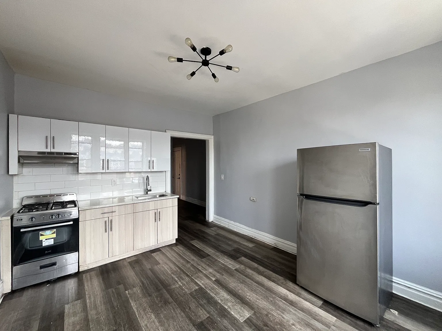 2 bed, 720 sqft, $2,100 — Photo 2