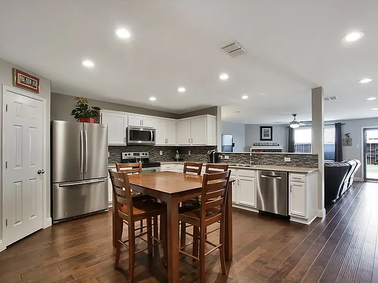 1007 Shelborn Dr — Photo 2
