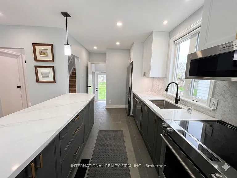 9 Admiral Rd — Photo 1