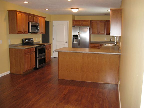 Kitchen w/ bkfst bar