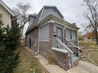 2nd image of 824 Tyler St