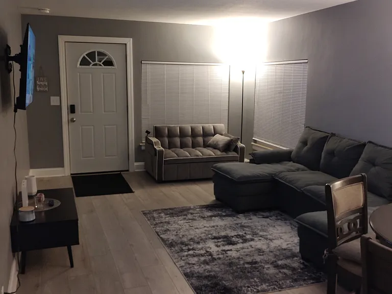 605 E Jane St — Photo 3