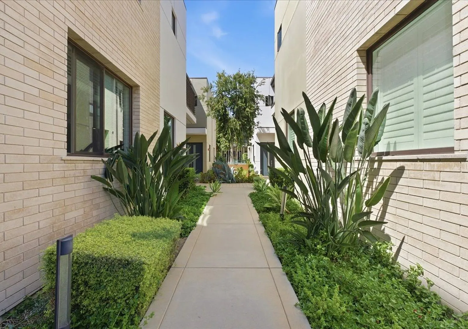 spacious 2-Bedroom, 2-Bath Residence with Private Parking in Pasadena — Photo 4