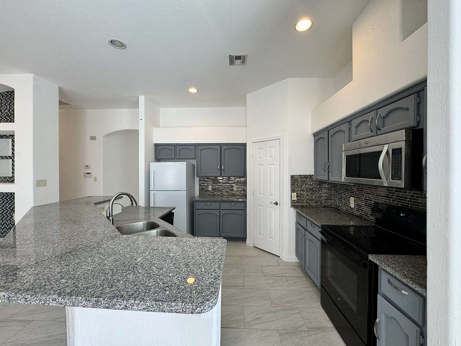 4 bed, 2152 sqft, $2,200 — Photo 4