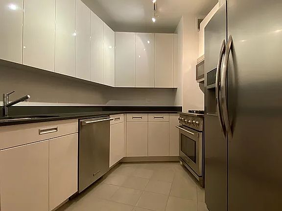 3rd image of 99 John St APT 1513