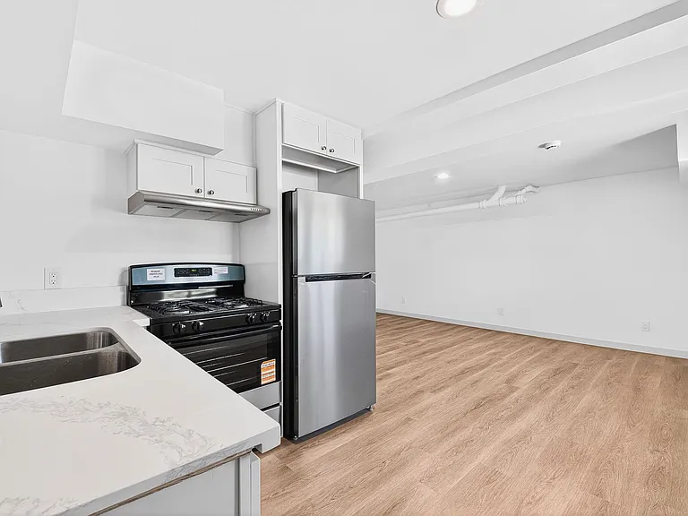 1121 Daisy Avenue — Photo 3