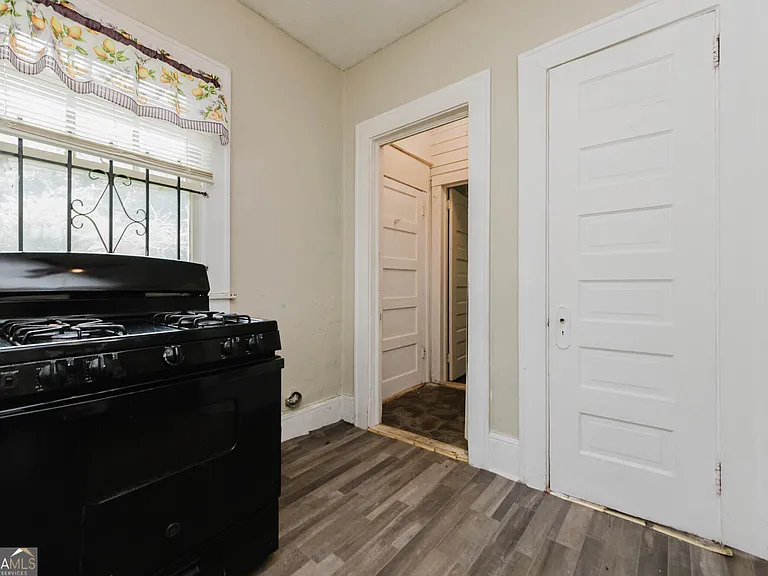 672 Bowden St — Photo 9