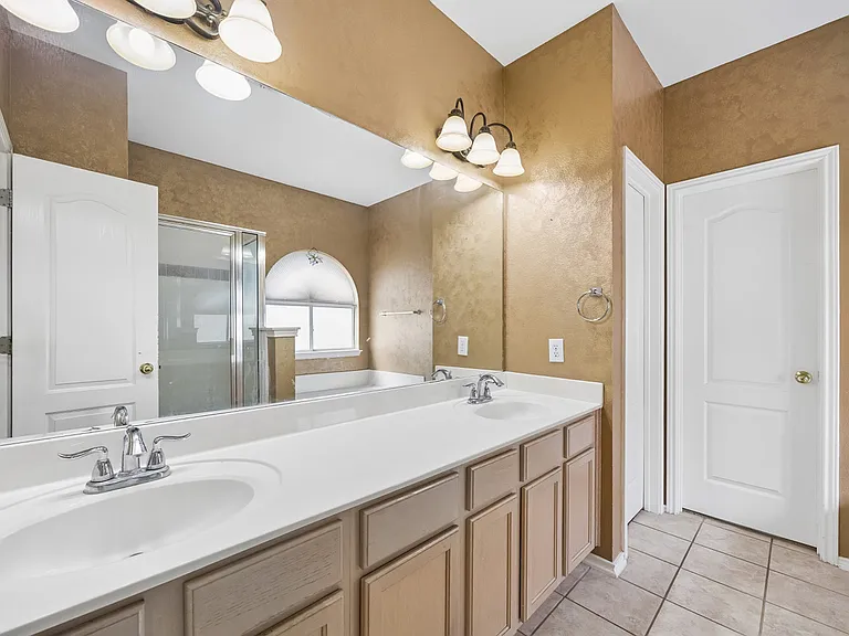 121 Ozuna Dr — Photo 6