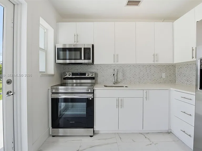 6785 SW 17th St — Photo 4
