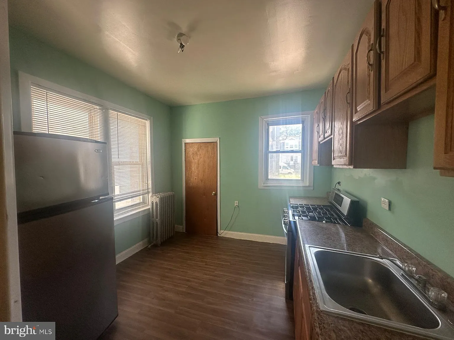 3 bed, 1.0 bath, 1180 sqft, $1,600 — Photo 3
