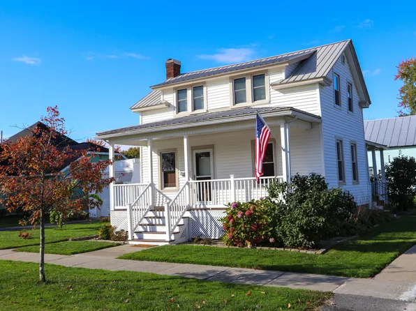 18 Maple St, Rouses Pt, NY 12979
