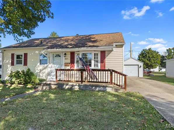 807 Montgomery St, Hillsboro, IL 62049