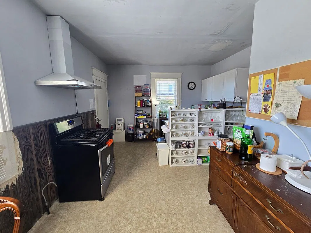 1 bed, 1.0 bath, 1863 sqft, $900 — Photo 2