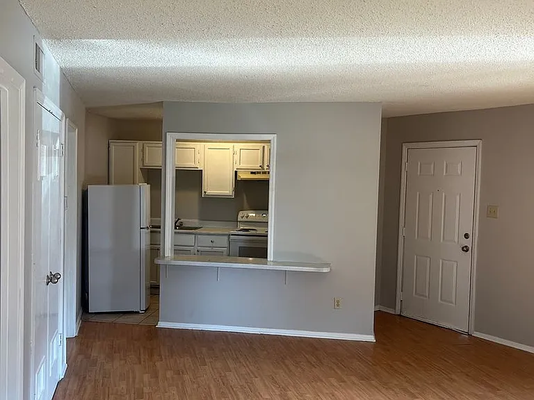 205 W Woodruff — Photo 3