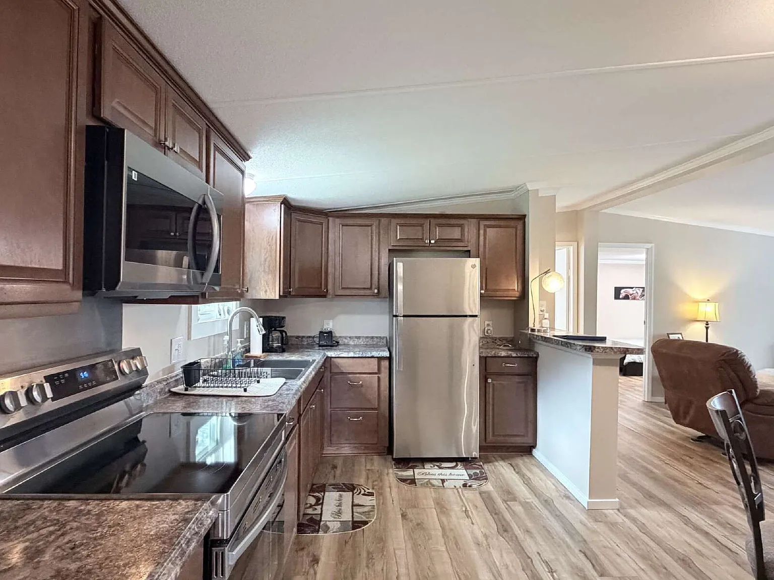3 bed, 2.0 bath, 1040 sqft, $2,200 — Photo 2