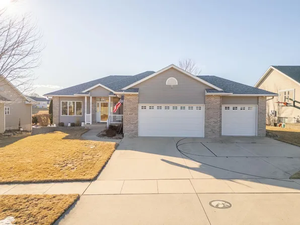 5517 Applewood Ln, Cedar Falls, IA 50613