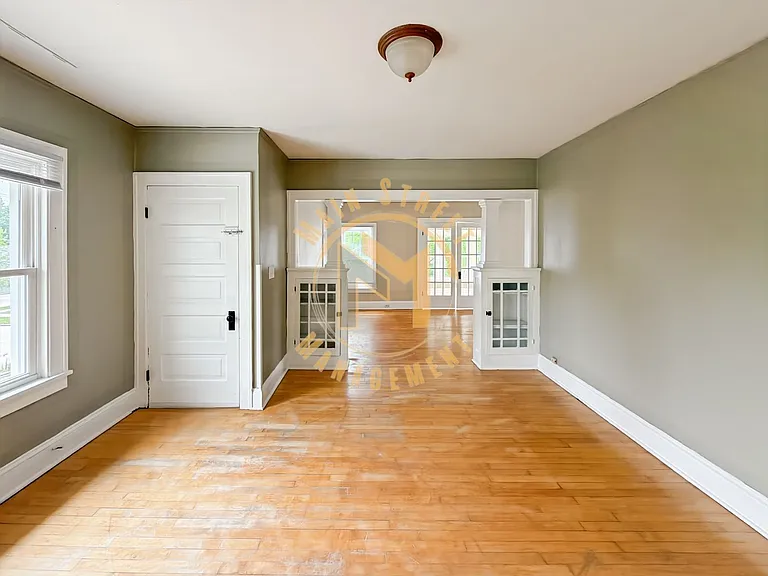 210 Bay St — Photo 3