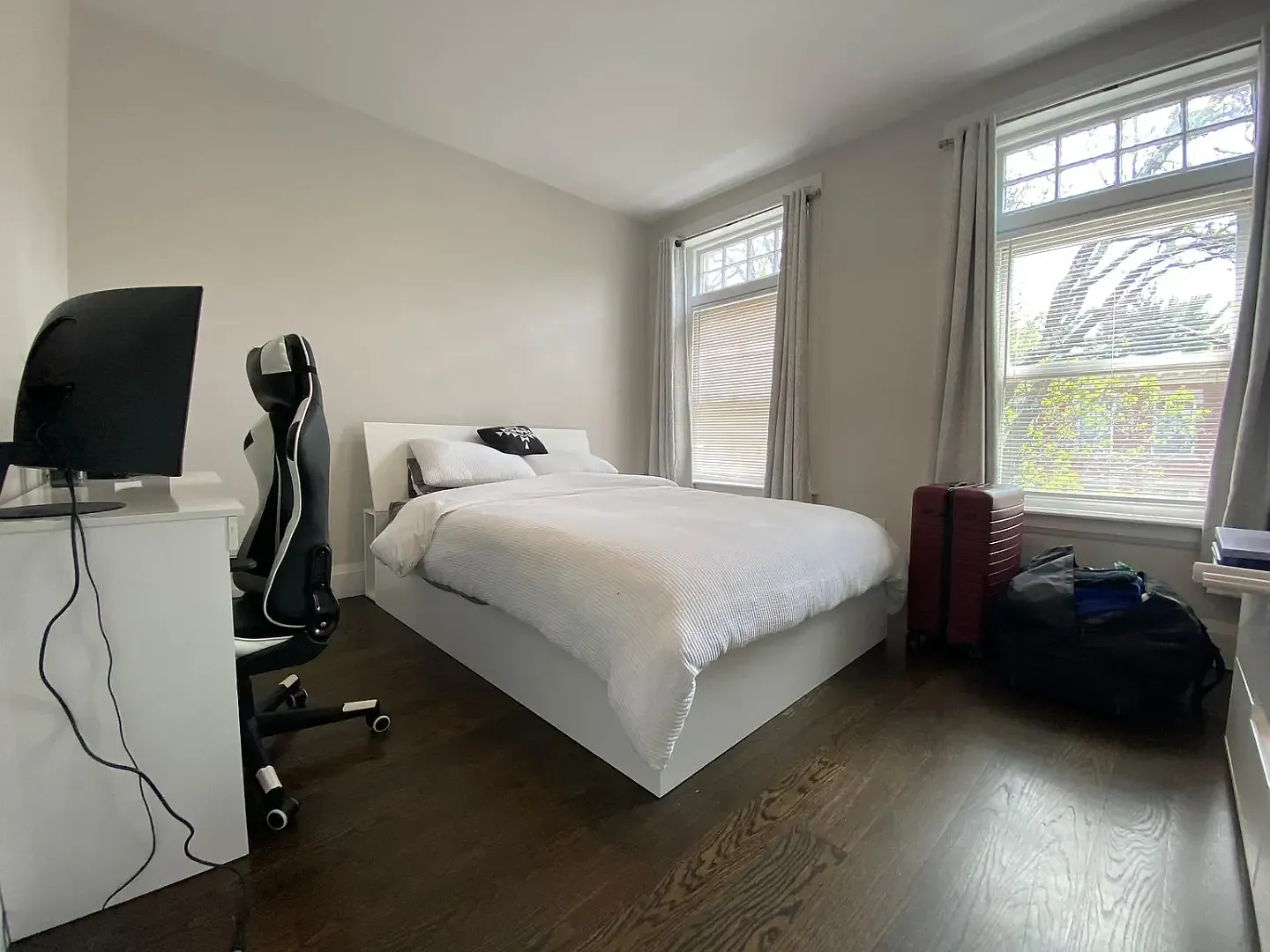 Renovated 4-bed/2-bath in Brookline! — Photo 4