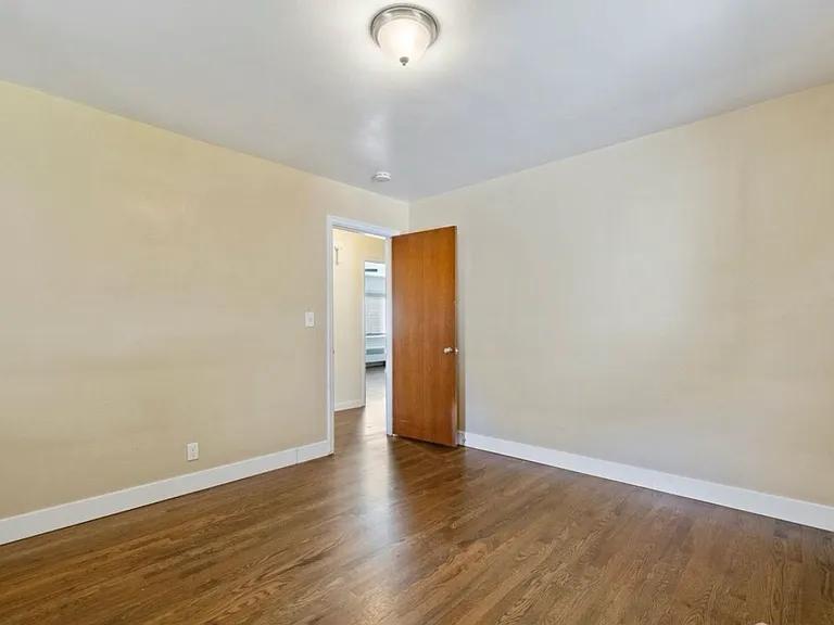 521 E Cherry St — Photo 9