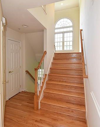 2nd image of 211 Oak Knoll Ter