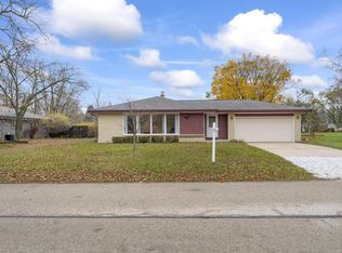 1232 Dorchester Dr, Oconomowoc, WI 53066